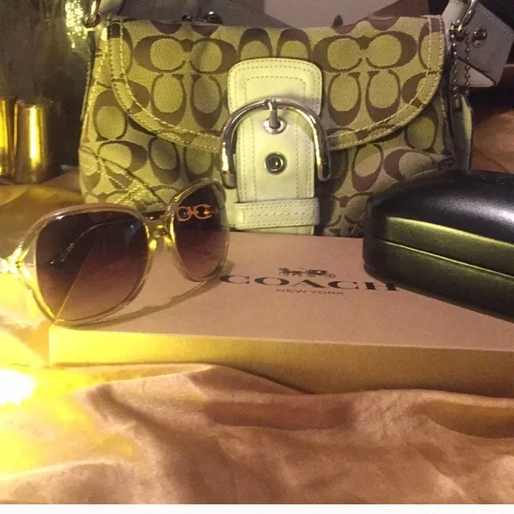 💋COACH CRYSTAL LT KISSING C SQUARE SUNGLASSES & CASE😎